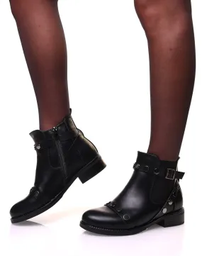 Bottines noires à sangles et détails cloutés