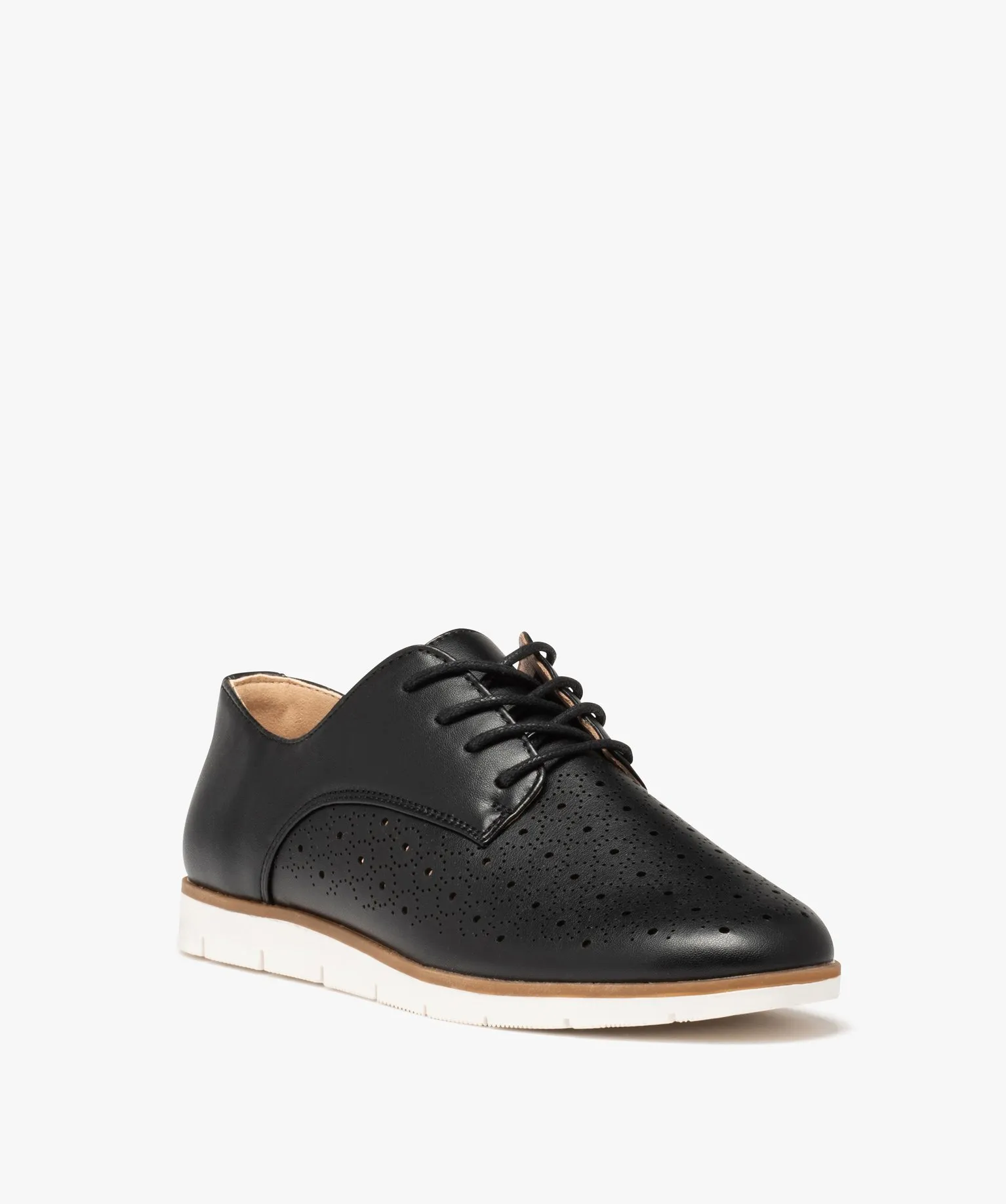 derbies femme a talon plat et dessus perfore noir derbies