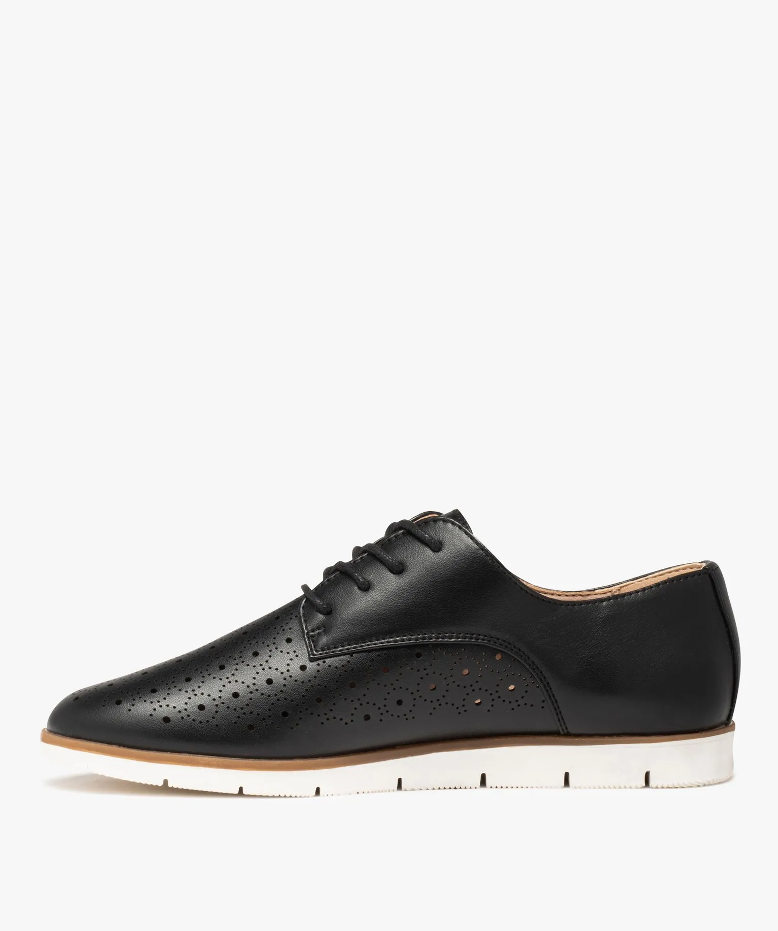 derbies femme a talon plat et dessus perfore noir derbies