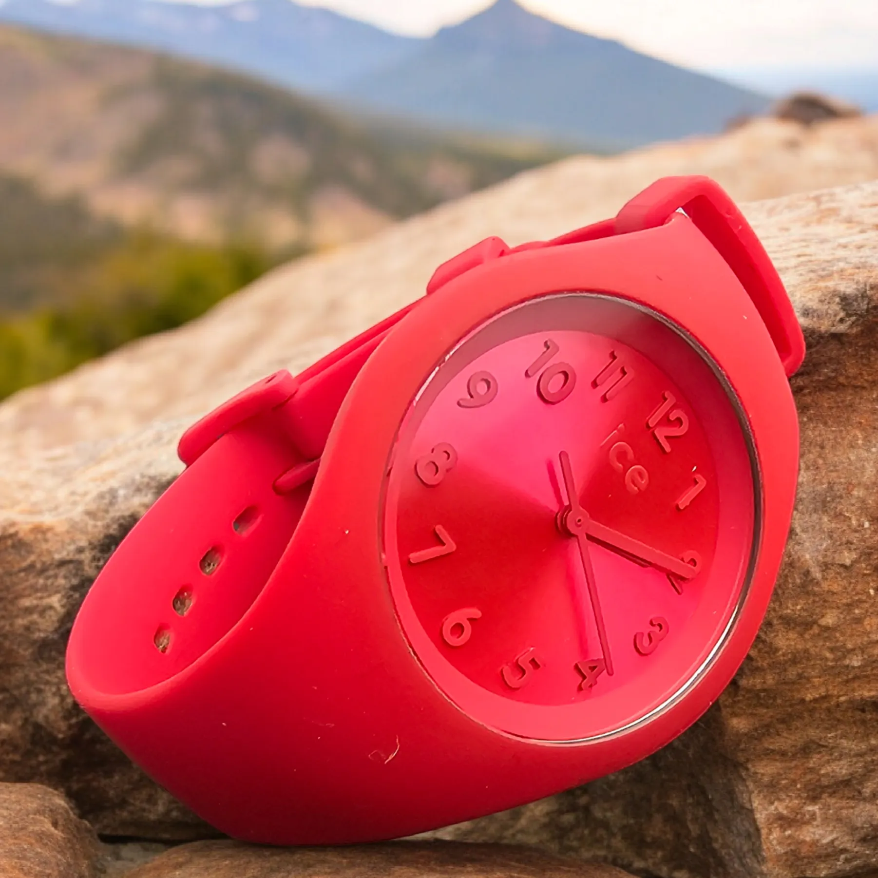 ICE-WATCH Femme Colour Lipstick - Rouge avec Bracelet en Silicone[ Small ]