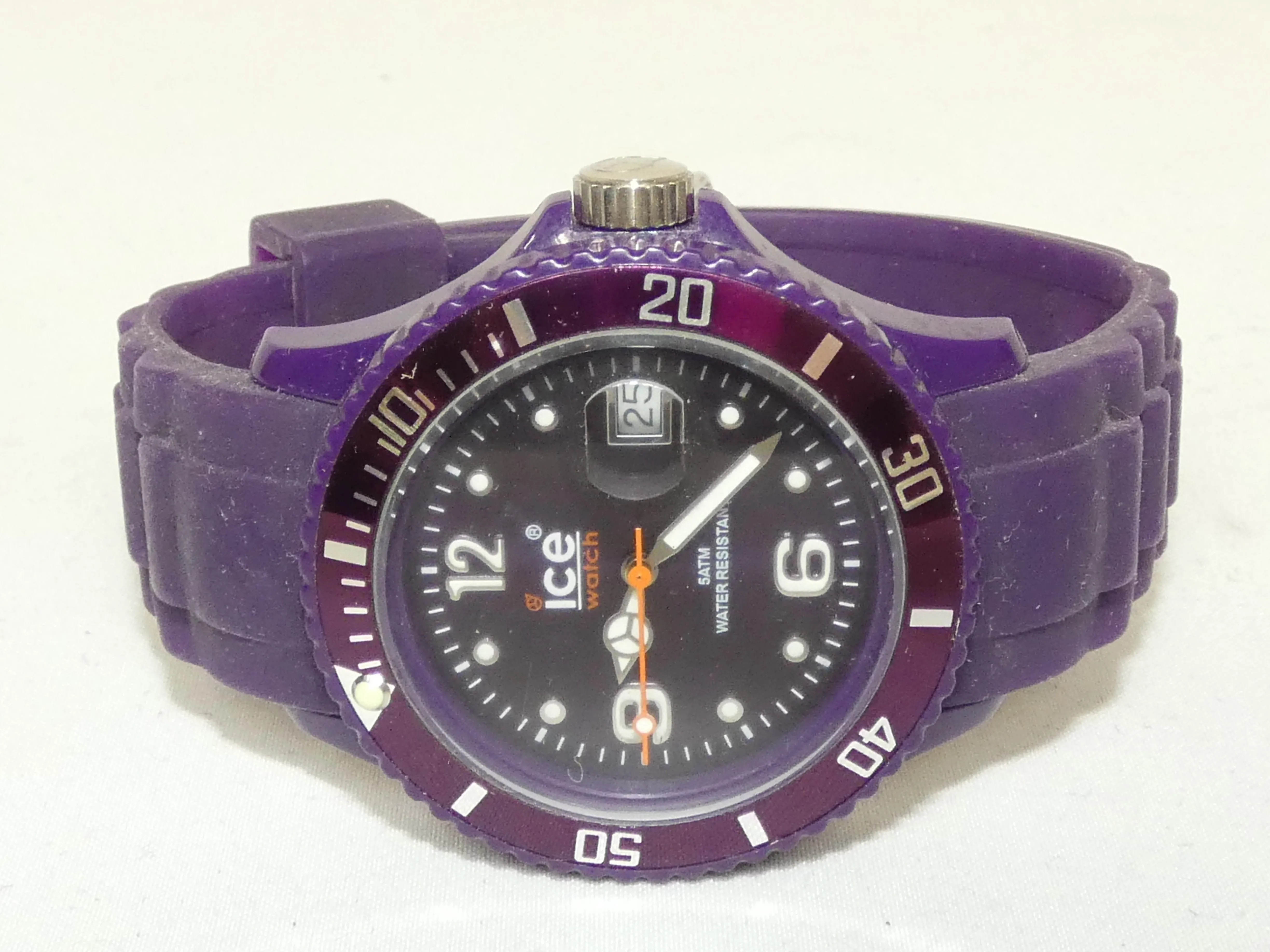 Montre - ICE WATCH mauve avec affichage du jour