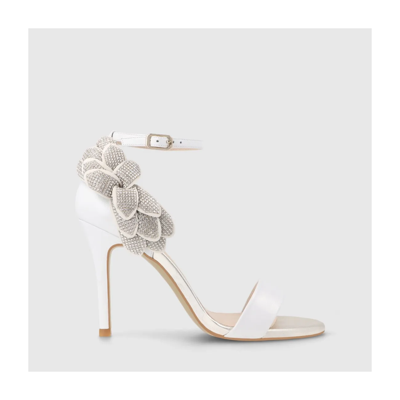 Sandale de mariée en cuir blanc avec détail de fleur en cristal sur le talon | Chaussures femme LODI en ligne.