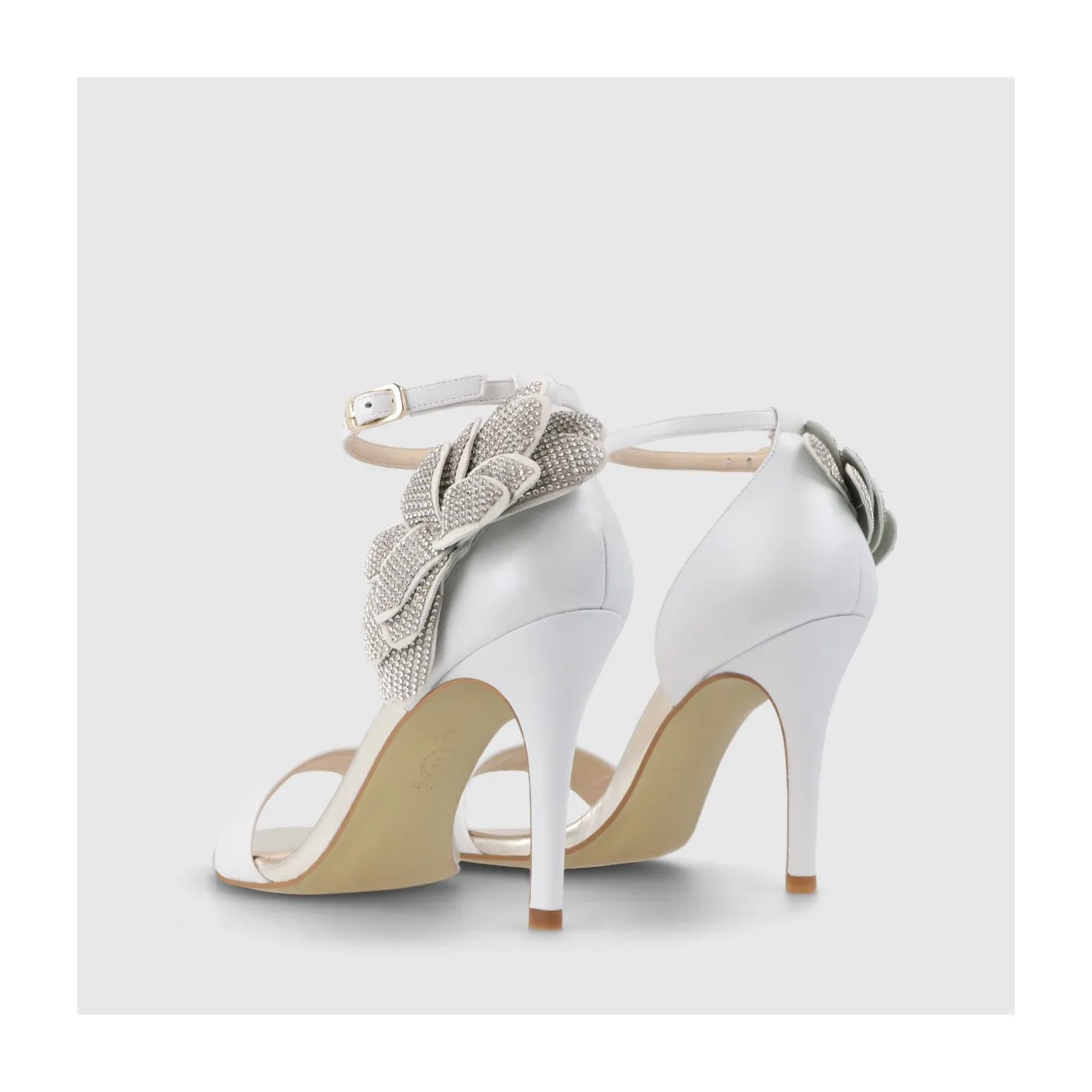 Sandale de mariée en cuir blanc avec détail de fleur en cristal sur le talon | Chaussures femme LODI en ligne.