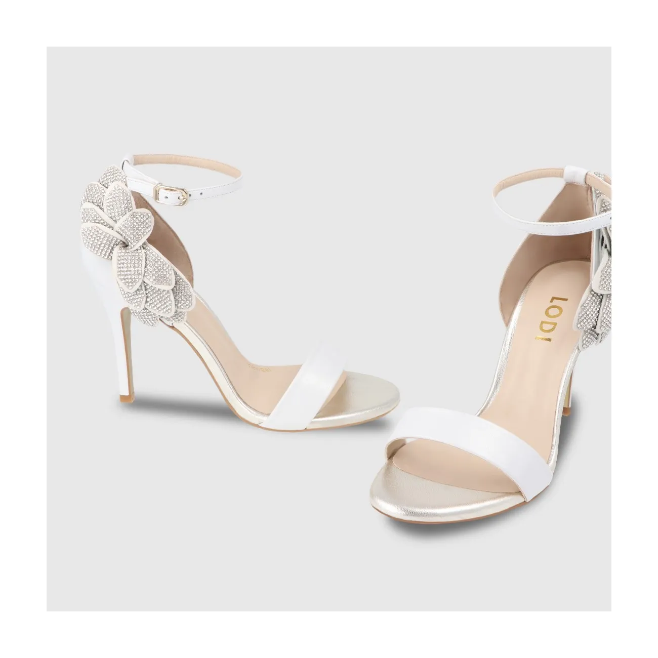 Sandale de mariée en cuir blanc avec détail de fleur en cristal sur le talon | Chaussures femme LODI en ligne.