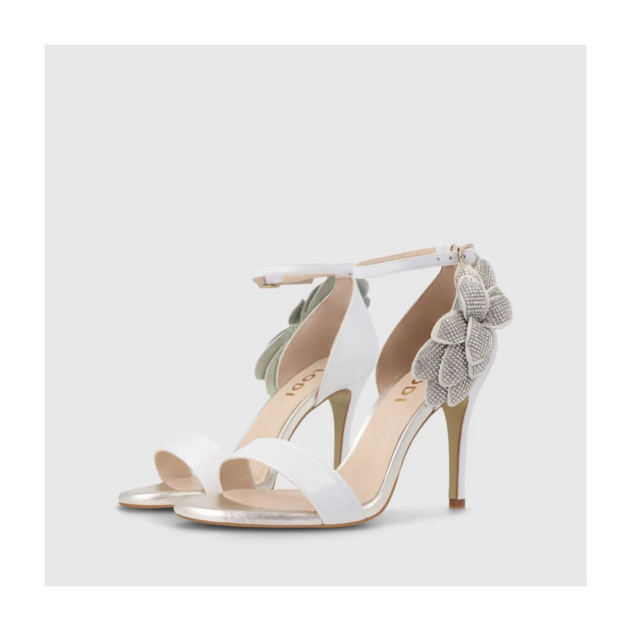 Sandale de mariée en cuir blanc avec détail de fleur en cristal sur le talon | Chaussures femme LODI en ligne.