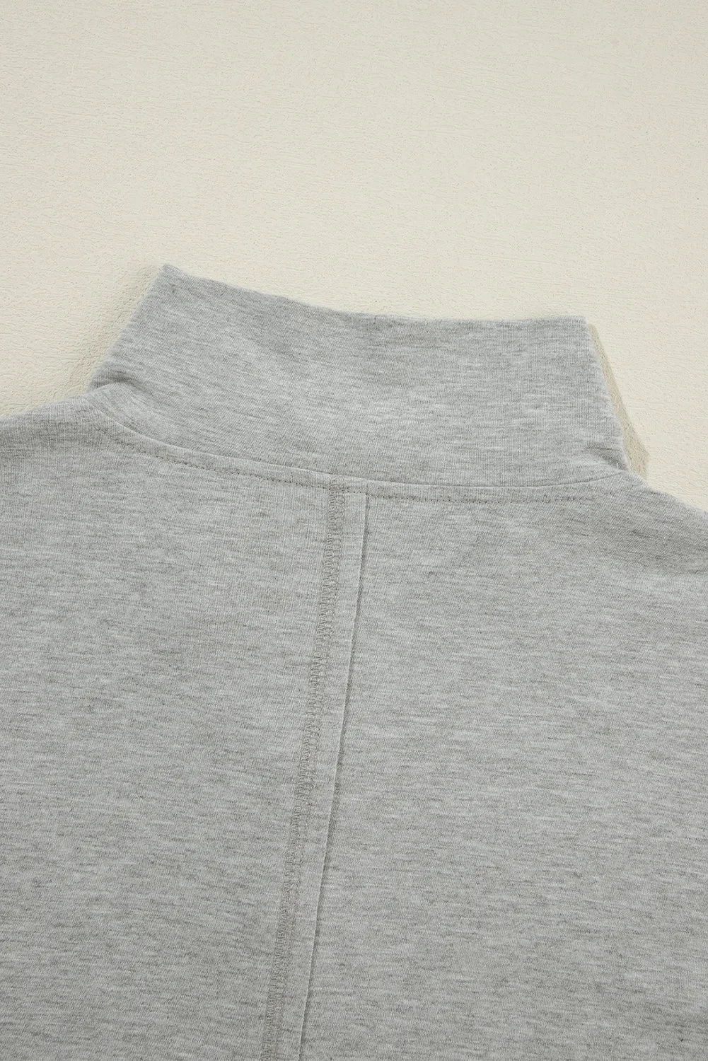 Sweat-shirt ample gris clair avec poches et col à coutures apparentes