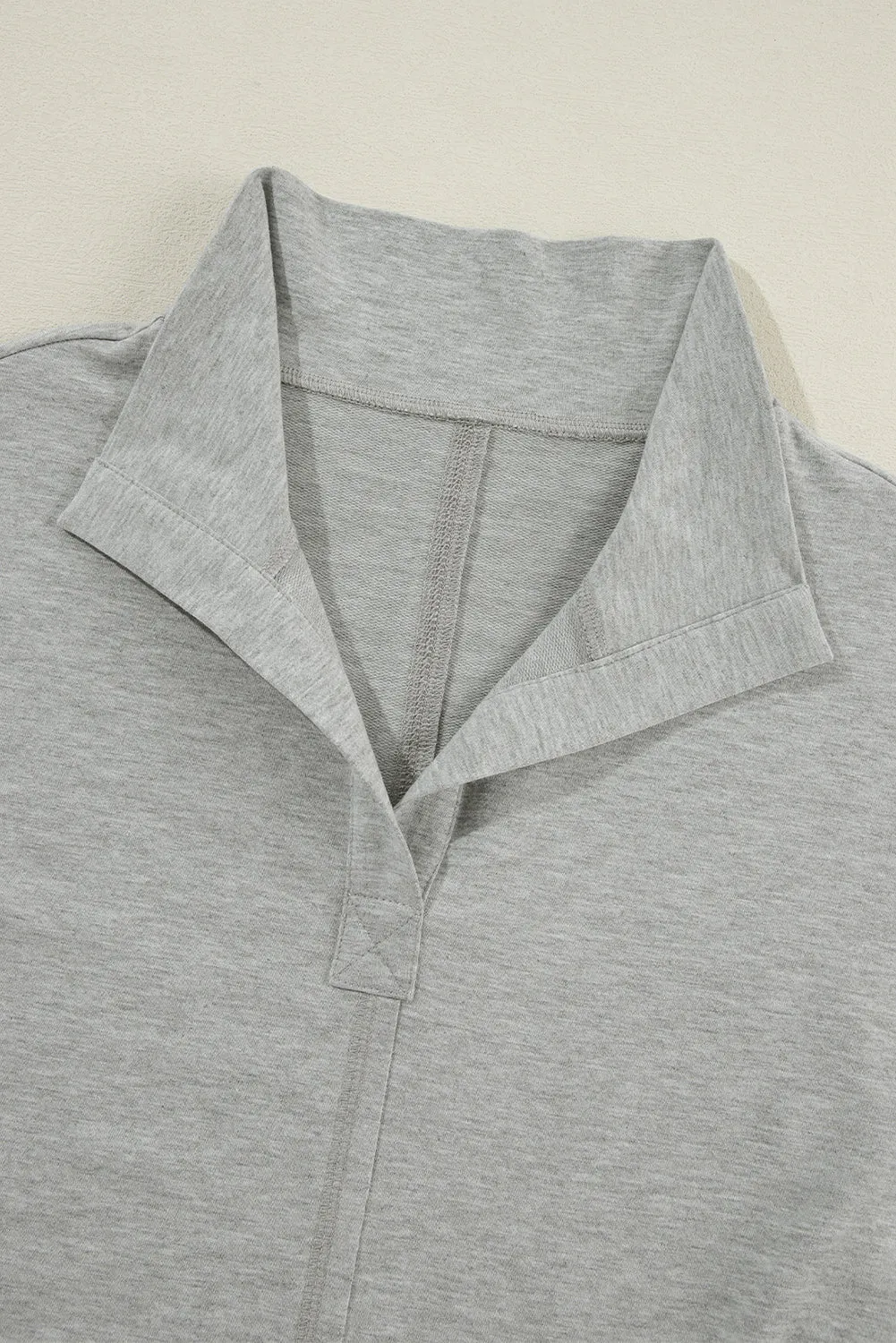 Sweat-shirt ample gris clair avec poches et col à coutures apparentes